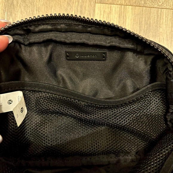 Lululemon Everywhere Belt Bag (1L) - EUC - Picture 4 of 6